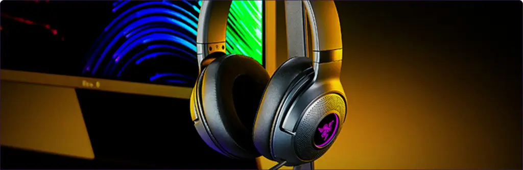 RGB-gamingheadset met neonverlichting op het bureau, ontworpen voor een meeslepende geluidservaring, heldere communicatie en competitieve gamesessies